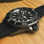 Detalle de la esfera negra del Seiko Prospex Samurai SRPL15K1 con índices LumiBrite y bisel de buceo
