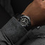 Reloj Seiko Prospex Samurai SRPL15K1 automático con esfera negra y correa de silicona puesto en la muñeca