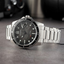 Reloj Citizen Marine 1810 AW1816-89E con esfera negra y brazalete de acero en fotografía lifestyle