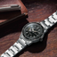 Reloj Seiko Presage Style60's SSA425J1 con esfera negra y brazalete de acero sobre superficie de madera