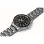 Reloj Seiko Presage Style60's SSA425J1 automático con esfera negra y brazalete de acero en vista inclinada