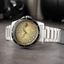 Reloj Citizen Marine 1810 AW1816-89X con esfera amarilla y brazalete de acero en fotografía lifestyle