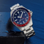 Reloj Certina DS Action GMT Powermatic 80 C032.929.11.041.00 con esfera azul y bisel rojo y azul en fotografía lifestyle