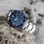 Certina DS Action 34.5mm Powermatic 80 con esfera azul y brazalete de acero sobre arena