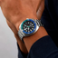 Reloj Seiko Prospex Turtle SRPJ35K1 automático con bisel azul y verde y brazalete de acero puesto en la muñeca