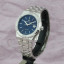 Reloj Maurice Lacroix Aikon Cuarzo 35mm AI1106-SS002-430-1 con esfera azul y brazalete de acero en fotografía lifestyle
