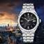 Reloj Maurice Lacroix Aikon Automático 42mm AI6008-SS002-330-1 con esfera negra y brazalete de acero en fotografía urbana