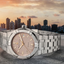 Reloj Maurice Lacroix Aikon Automático 39mm AI6007-SS002-731-1 con esfera salmón en fotografía lifestyle
