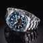 Reloj Jaguar Ceramic GMT J1011/2 con esfera azul, bisel GMT y brazalete de acero en fotografía lifestyle