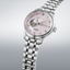 Reloj Seiko Presage Japanese Garden SSA465J1 con caja de acero, esfera rosa y brazalete metálico en vista inclinada