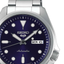 Detalle de la esfera azul del Seiko 5 Sports SRPE53K1 con índices luminiscentes y calendario de día y fecha