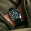 Reloj Seiko Prospex SRPE93K1 Turtle con esfera negra y correa negra puesto en la muñeca
