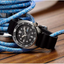 Seiko Prospex SRPE93K1 con esfera negra y correa negra de silicona en fotografía de producto