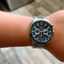 Reloj Seiko Chronograph SSB407P1 de cuarzo con esfera azul y brazalete de acero puesto en la muñeca