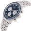 Detalle en perspectiva del Seiko Chronograph SSB477P1 con esfera azul, cronógrafo y brazalete de acero