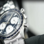 Reloj Seiko Chronograph SSB477P1 con esfera azul y subesferas blancas en fotografía lifestyle