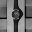 Reloj Maurice Lacroix AIKONIC Automatic 43mm AC6008-SSL20-330-2 con esfera negra y correa de caucho en fotografía lifestyle