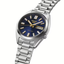 Detalle en perspectiva del Seiko 5 Sports SRE021K1 con esfera azul, caja de acero y brazalete metálico