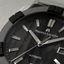 Detalle del Maurice Lacroix AIKONIC Automatic 43mm AC6008-TTB00-330-2 con esfera negra, caja de titanio con acabado DLC y bisel cerámico
