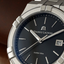 Detalle de la esfera negra del Maurice Lacroix AIKON Quartz Date 40mm AI1108-SS002-330-1 con índices plateados y ventana de fecha
