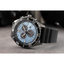 Reloj Citizen Chrono Sporty-Aqua AT2567-18L en vista inclinada con esfera azul, función cronógrafo y correa negra