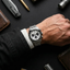 Reloj Seiko Prospex SPEEDTIMER SSC961P1 con esfera blanca y brazalete de acero inoxidable puesto en la muñeca