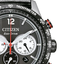 Detalle de la esfera negra del Citizen Chrono Racing CA4717-06E con subesferas de cronógrafo, taquímetro y detalles rojos