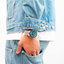 Reloj Citizen Tsuyosa Shore NJ0231-56L con esfera azul turquesa y brazalete de acero puesto en la muñeca