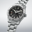 Detalle en perspectiva del Seiko 5 Sports Field HDB006K1 con esfera negra, caja de acero y brazalete metálico