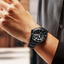 Seiko Prospex SNE599P1 solar con esfera negra y brazalete metálico negro en fotografía lifestyle
