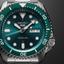 Detalle de la esfera verde del Seiko 5 Sports SRPD61K1 con índices LumiBrite y calendario de día y fecha