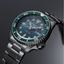 Detalle en perspectiva del Seiko 5 Sports SRPD61K1 con esfera verde, bisel giratorio y brazalete de acero
