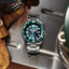 Reloj Seiko 5 Sports SKX Series SRPD61K1 con esfera verde y brazalete de acero inoxidable en fotografía lifestyle