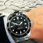 Reloj Certina DS Action Diver 38 mm con esfera negra y brazalete de acero inoxidable colocado en la muñeca
