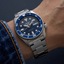Reloj Seiko 5 Sports SKX Series SRPL77K1 con esfera azul y bisel azul en la muñca en fotografía lifestyle