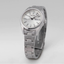Reloj Seiko Ladies SUR349P1 con esfera blanca y brazalete de acero inoxidable en fotografía de producto