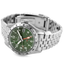 Detalle en perspectiva del Seiko 5 Sports Field GMT HDB001K1 con esfera verde caqui, función GMT y brazalete de acero