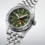 Reloj Seiko 5 Sports Field GMT HDB001K1 con esfera verde, caja de acero y brazalete metálico en fotografía de producto