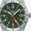 Detalle de la esfera verde caqui del Seiko 5 Sports Field GMT HDB001K1 con números arábigos, aguja GMT naranja y ventana de fecha