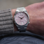Primer plano Citizen Tsuyosa 37mm - NJ0200-50Z reloj unisex con esfera rosa, fecha, caja y brazalete de acero con el mismo acabado.