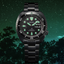 Seiko Prospex Diver Tortuga SRPK43K1 con esfera negra y detalles verdes en fotografía lifestyle nocturna