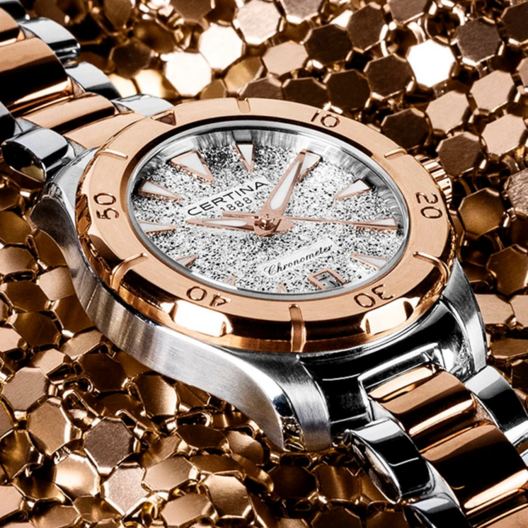 Detalle del reloj Certina DS Action Lady C032.951.22.031.00 con esfera plateada y acabado bicolor