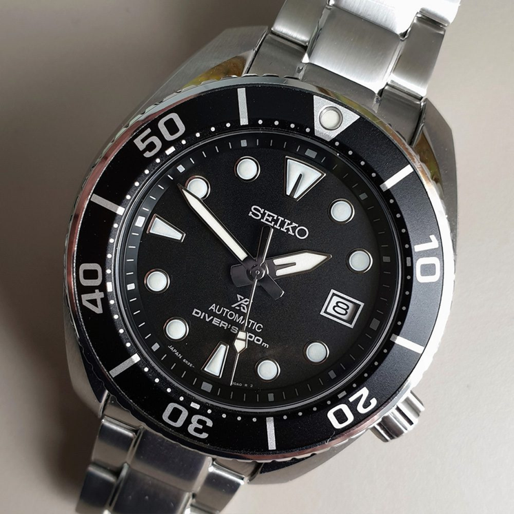 Detalle del Seiko Prospex Sumo SPB101J1 con esfera negra y bisel de buceo