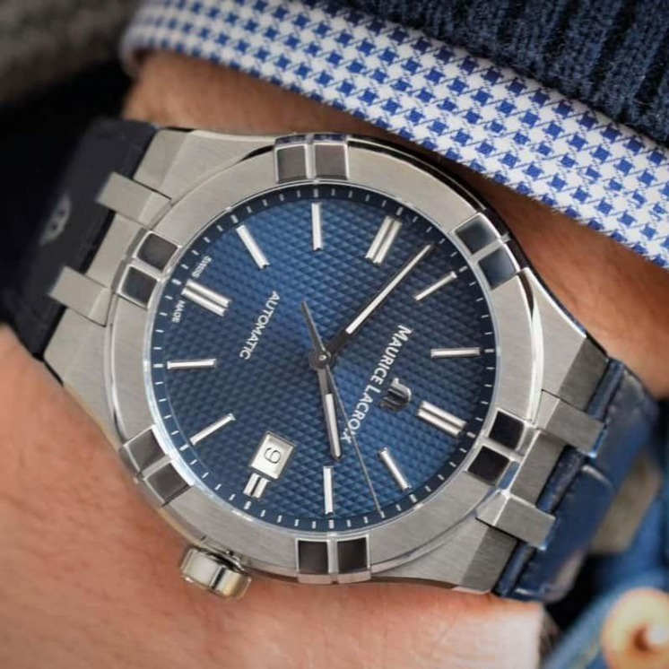 Maurice Lacroix Aikon Automático 42 mm con esfera azul y brazalete de acero en la muñeca
