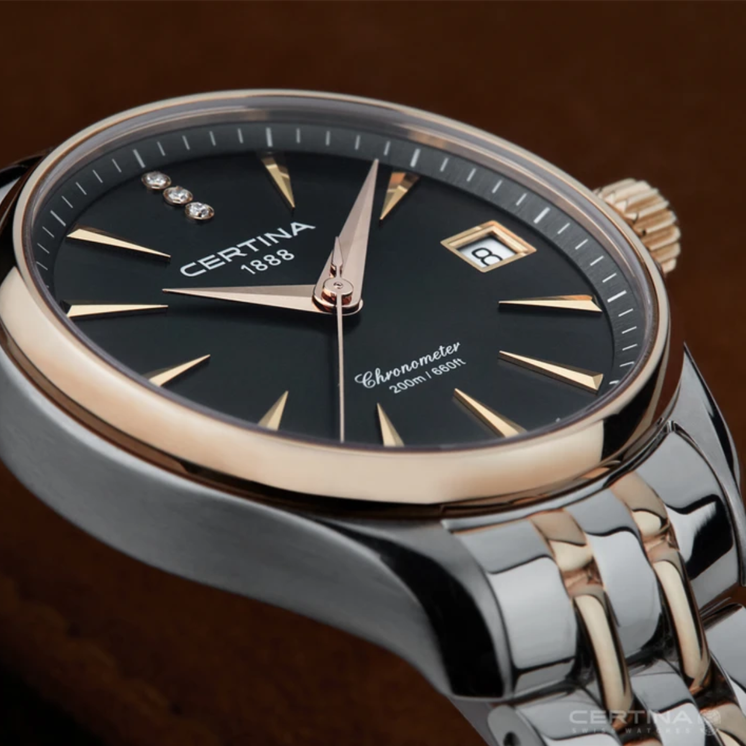 Detalle del Certina DS Action Lady C032.051.22.086.00 con esfera gris, fecha y detalles en tono oro rosa
