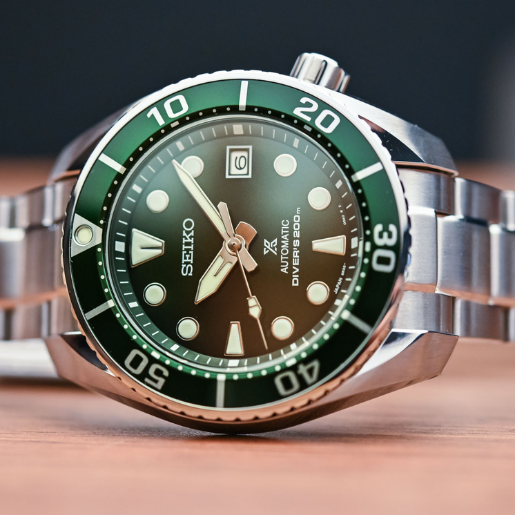 Detalle del Seiko Prospex Sumo SPB103J1 con esfera verde, bisel giratorio e índices luminiscentes