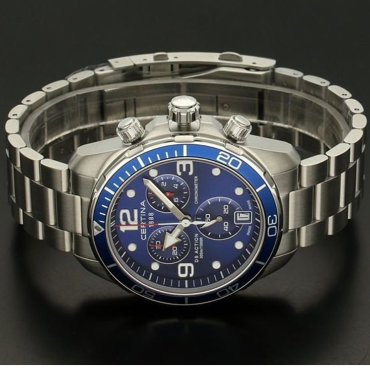 Detalle del Certina DS Action C032.434.11.047.00 con esfera azul, cronógrafo y brazalete de acero inoxidable