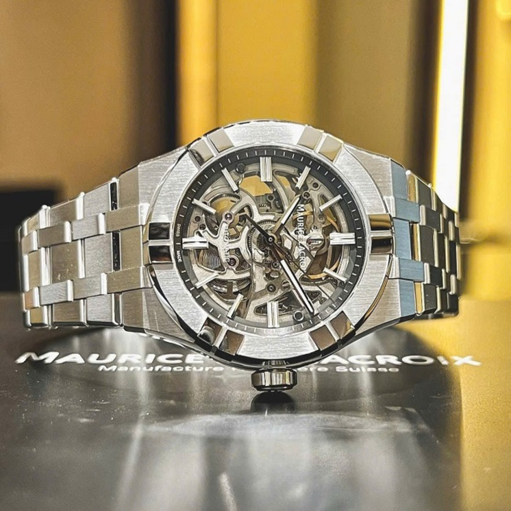 Detalle del Maurice Lacroix Aikon Automático Skeleton 39mm AI6007-SS002-030-1 con movimiento visible y caja de acero