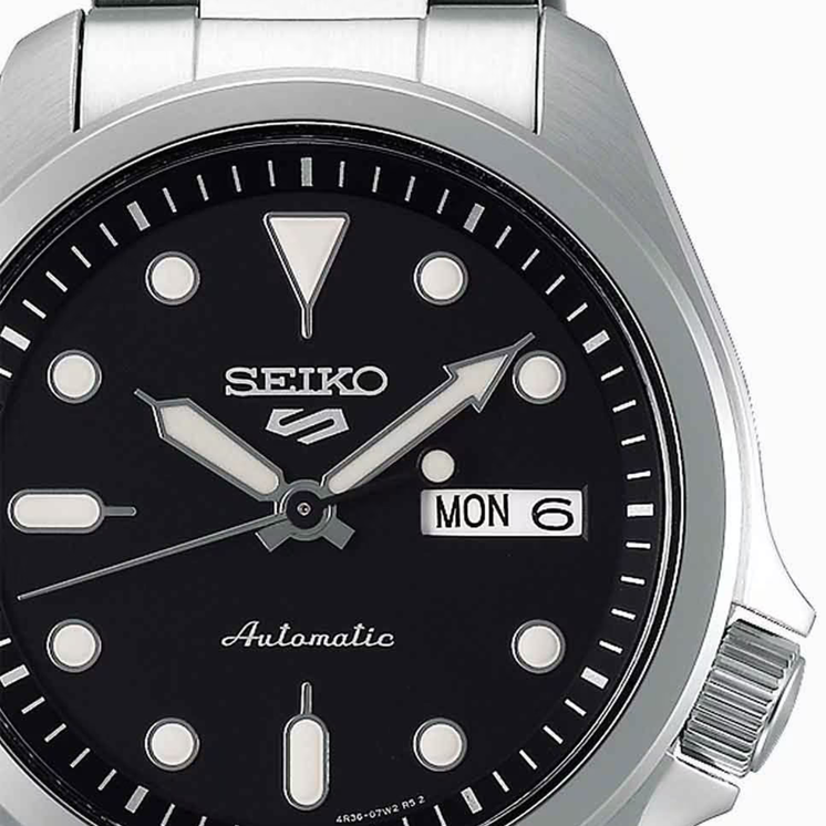 Detalle de la esfera negra del Seiko 5 Sports SKX Series SRPE55K1 con día, fecha e índices LumiBrite