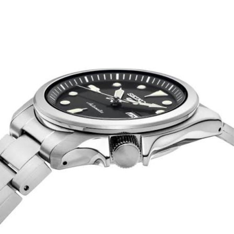Detalle lateral del Seiko 5 Sports SKX Series SRPE55K1 con caja de acero y perfil deportivo